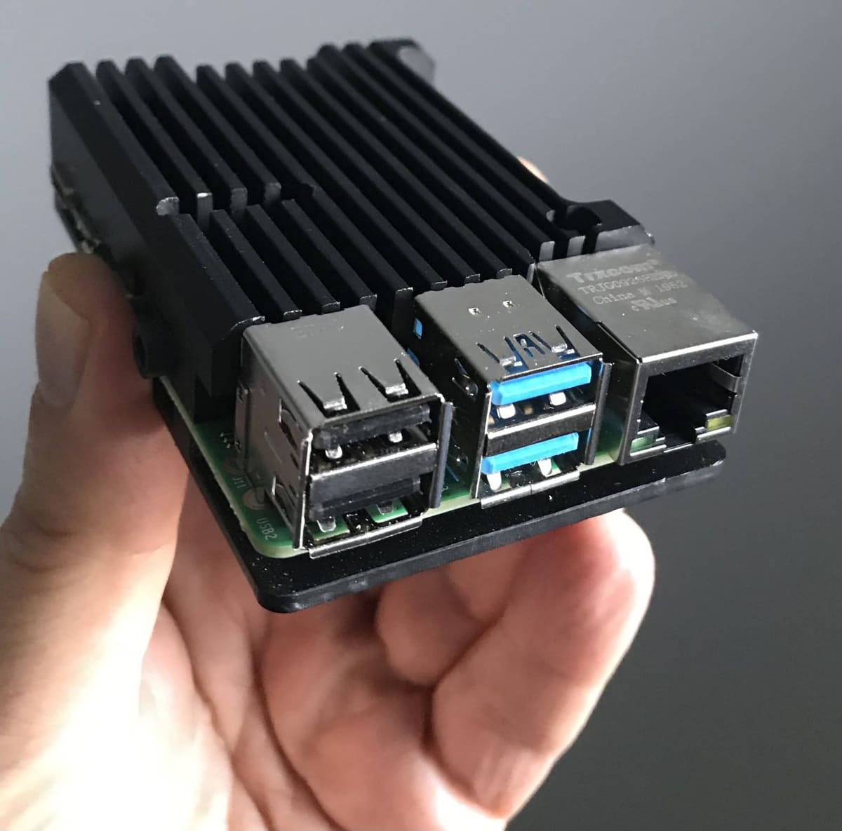 Kleinrechner im Aluminiumgehäuse mit Netzwerk- und USB-Anschlüssen
